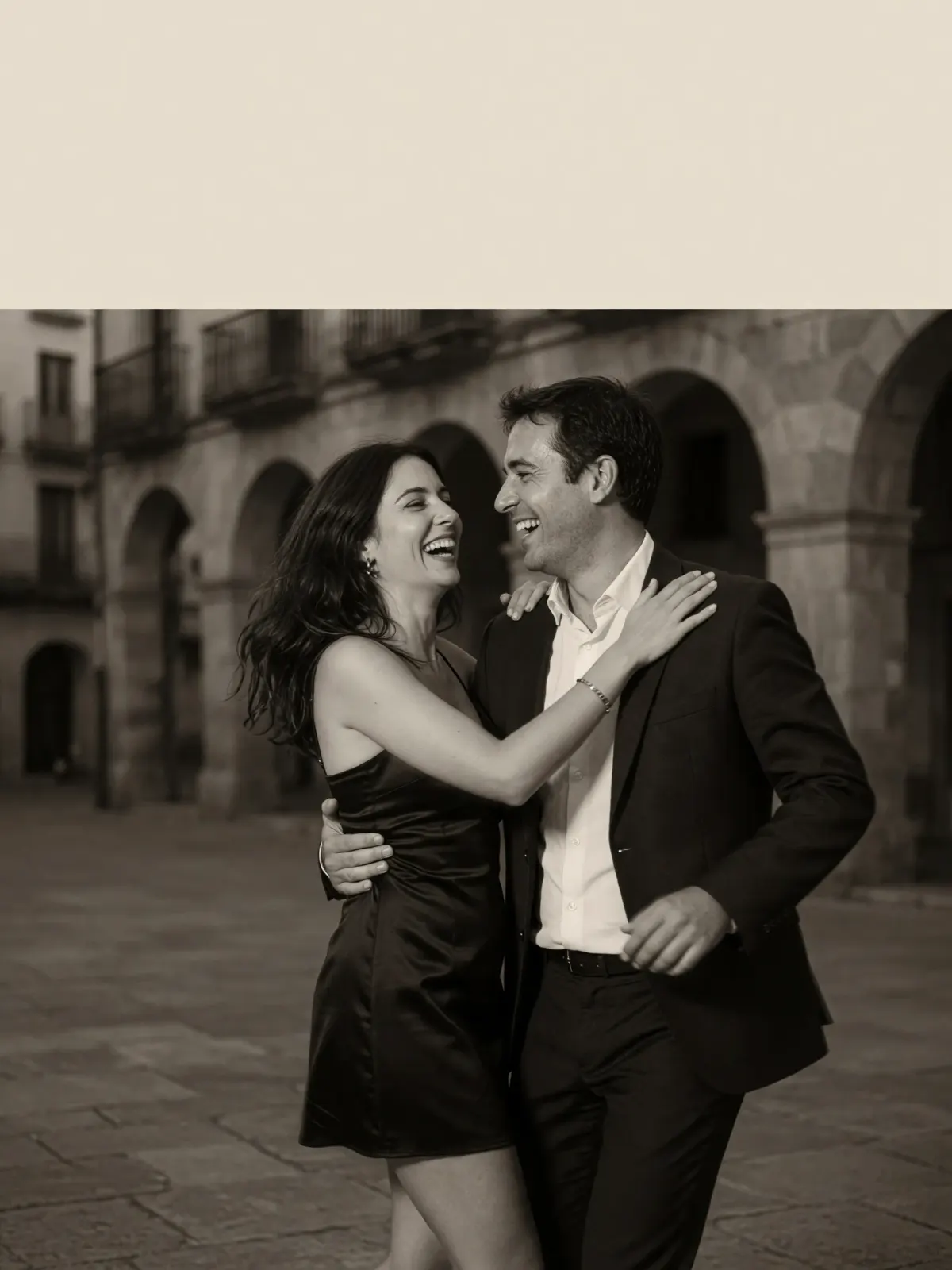 Portada de una página web de boda con la foto de los novios
